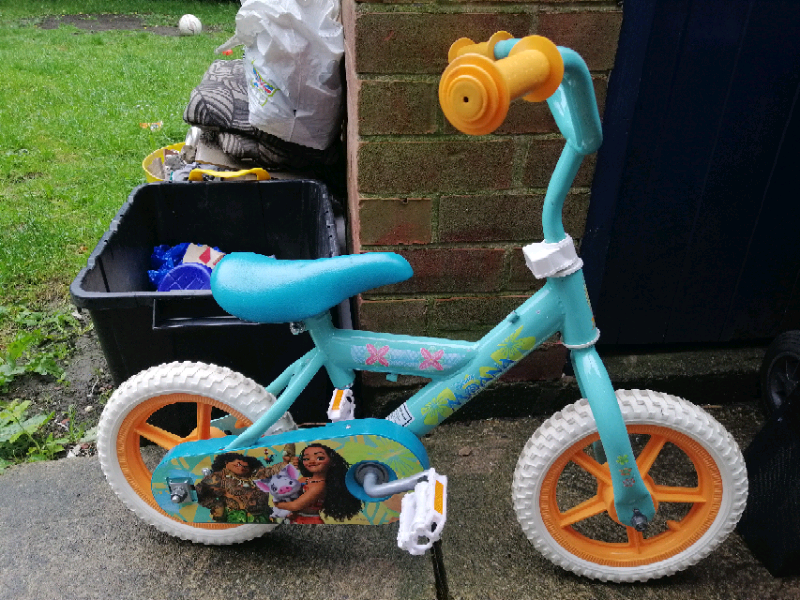 moana bike with training wheels